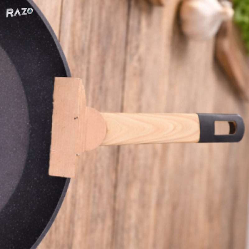 Tigaie antiaderenta RAZO, Strat marmura premium, Circumferinta 31 cm, Maner din lemn, Fara PFOA, Distributie uniforma a caldurii